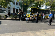 Una motociclista atropelló a tres peatones frente al Rectorado de la UNLP