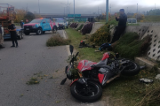 La Plata: un policía resultó herido tras caer con su moto en la bajada de la autopista