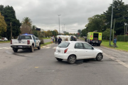 Violento choque en Camino Centenario: una camioneta volcó sobre la avenida