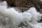 Olas de hasta 7 metros, inundaciones y destrozos en la Costa Atlántica por un ciclón