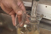 La Plata: vecinos denuncian agua marrón y ABSA bajo la mira