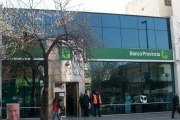 Impulsan una ley para limitar a 30 minutos la espera en bancos y servicios