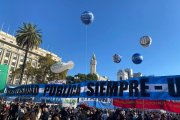Arrancó el acto en Plaza de Mayo y el Gobierno negó el desfinanciamiento universitario