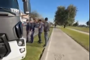 La Plata: un accidente entre una moto y un peatón involucró a un camión y generó caos