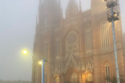 La Plata amaneció otra vez cubierta de niebla y sigue vigente la advertencia del SMN