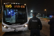 Un joven de 21 años murió atropellado por un micro en Camino Centenario
