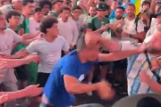 Se picó la previa: argentinos y argelinos se enfrentaron a golpes en el Times Square