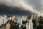La Plata: el frío pega fuerte este lunes y el viento cambia todo desde la mañana