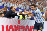 “La foto de tu vida”: el festejo de Messi con un periodista tras su gol histórico