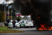 Taxistas y remiseros protestaron en la bajada de la Autopista por la falta de GNC