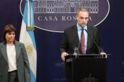 Desorden en el Gobierno: Bullrich comunicó la ausencia de Adorni y el ministro la desmintió