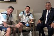 La foto cábala de Chiqui Tapia con Messi y De Paul antes del duelo ante Egipto