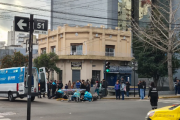 Dos motociclistas sufrieron graves heridas tras un choque múltiple en pleno centro de La Plata