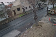 Incendio fatal en La Plata: investigan al hombre que fue captado por una cámara antes del inicio del fuego