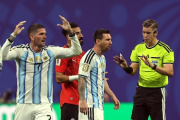 La FIFA respaldó a los árbitros de Argentina-Egipto tras las críticas: “Las acusaciones infundadas no tienen cabida”