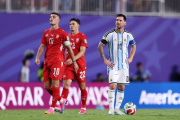 Messi regaló su 10 a un rival de Suiza y hubo otro destinatario sorpresa