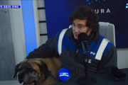 Milei no quiere ser mufa: “Me quedó en Olivos y lo miro con la campera de YPF”