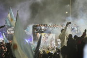 La Selección argentina regresó al país tras la final del Mundial y fue recibida por una multitud en Ezeiza