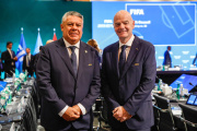 Tapia recibió un saludo de Infantino en medio de la polémica sobre la AFA