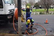 La Plata refuerza la limpieza de desagües por la alerta naranja
