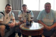 La foto cábala de Chiqui Tapia con Messi y De Paul antes de la final ante España