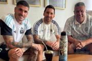 La foto cábala de Chiqui Tapia con Messi y De Paul antes del duelo con Inglaterra