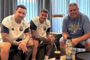 La foto cábala de Chiqui Tapia con Messi y De Paul antes del duelo con Suiza