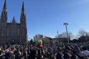 La Plata farmeó aura: disfraces, risas y una multitud que salió de TikTok por un rato