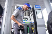 YPF volvió a subir la nafta en La Plata: cuánto sale llenar el tanque