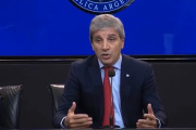 Milei flexibilizó los créditos en dólares para empresas; Caputo dijo que impulsará el crédito; por qué genera tanta polémica