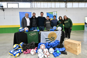 Lotería entregó materiales deportivos a un club de barrio de Colonia Urquiza