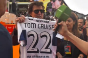 Tom Cruise recibió la camiseta de Gimnasia y sorprendió con su reacción: “Amo los deportes”