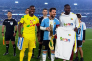 Qué es la estatua que le regalaron a Lionel Messi en el sorteo de capitanes ante Benín