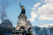 Francia en llamas: casi 2.400 detenidos, un ayuntamiento histórico incendiado y un Macron que promete castigo