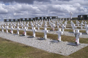 Polémica en Malvinas: tiraron placas de soldados argentinos fuera del Cementerio de Darwin