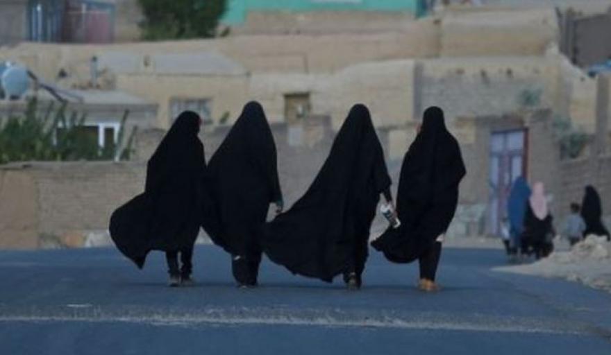 Los talibanes prohibieron a las mujeres participar en programas de la TV  islámica - En Agenda