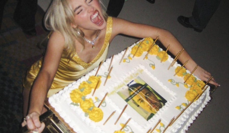 Sabrina Carpenter festejó su cumpleaños con una torta del meme de Leo DiCaprio - En Agenda
