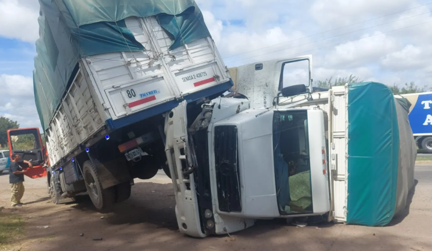 Vuelco de dos camiones en Abasto: impactante accidente en la rotonda de Ruta 36 y 520