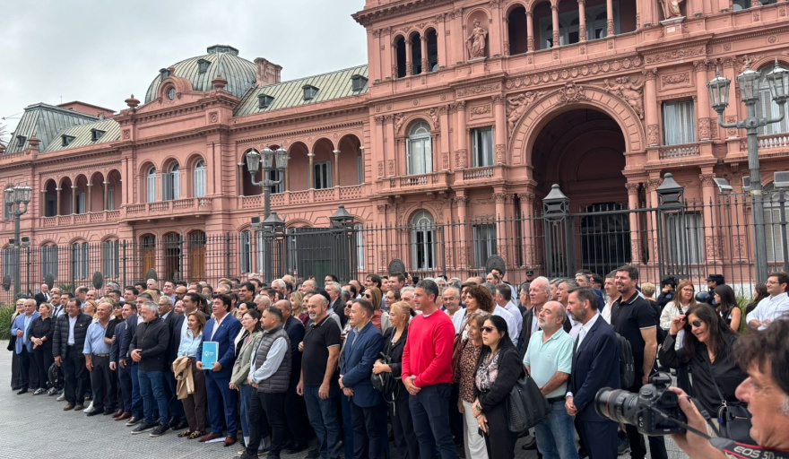 Intendentes marchan a Economía por fondos y obras paralizadas