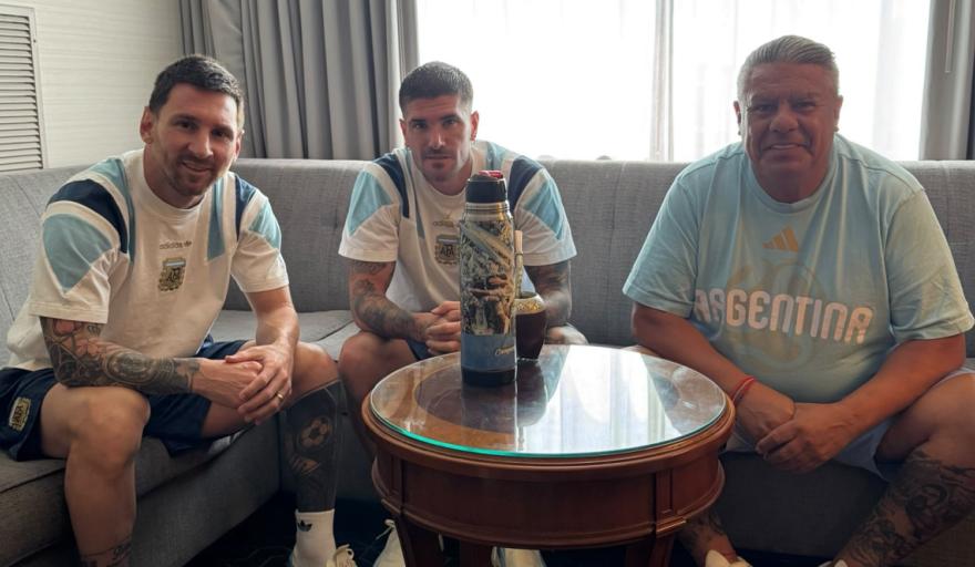 La foto cábala de Chiqui Tapia con Messi y De Paul antes de la final ante España