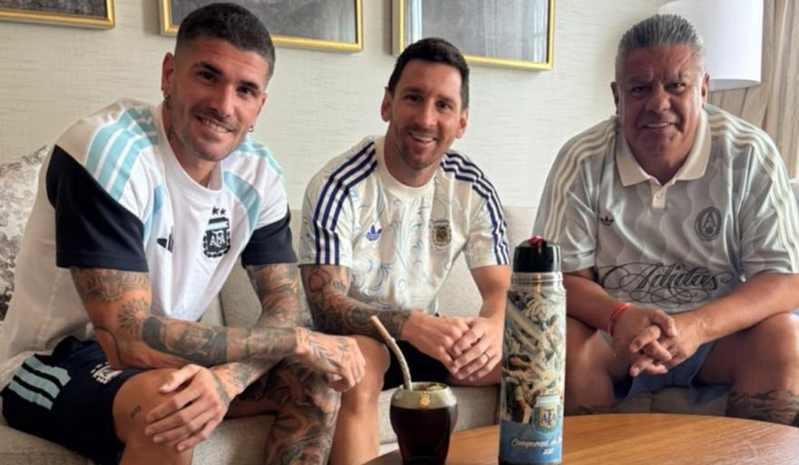 La foto cábala de Chiqui Tapia con Messi y De Paul antes del duelo con Inglaterra