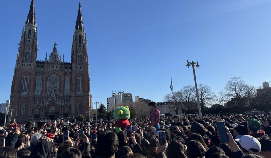 La Plata farmeó aura: disfraces, risas y una multitud que salió de TikTok por un rato