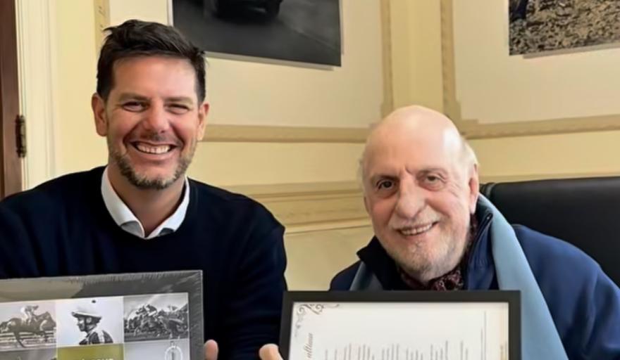 Horacio Pagani recibió un regalo con historia ligado al Hipódromo de La Plata